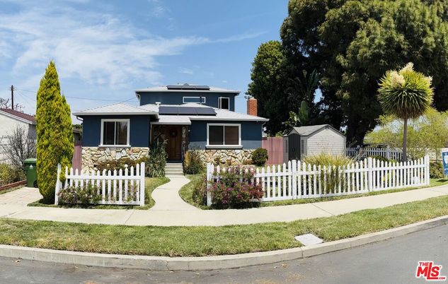 Exterior, Facade, Solar Panels, American Foursquare