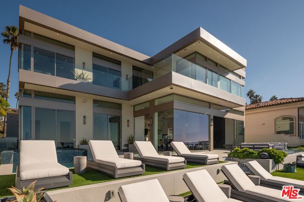 Exterior, Facade, Modern