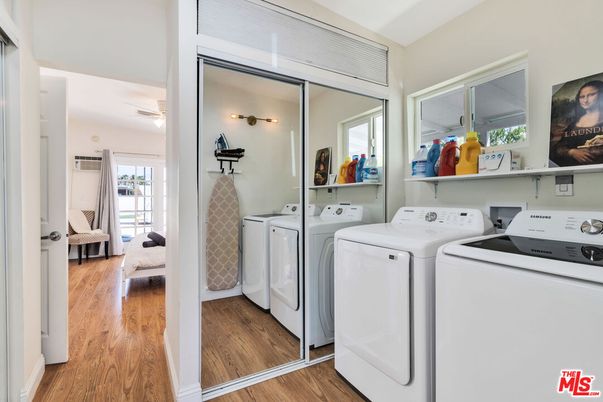 Interior, Washer, Wood Texture Flooring