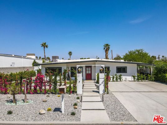 Exterior, Facade, Ranch