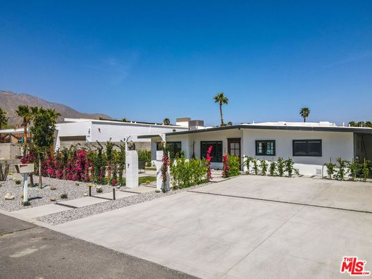 Exterior, Facade, Ranch