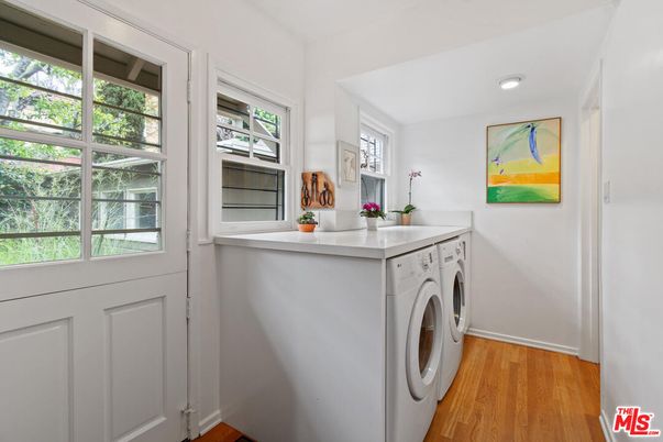 Interior, Recessed Lighting, Washer, Wood Texture Flooring