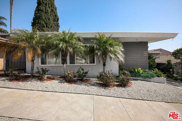 Exterior, Facade, Modern