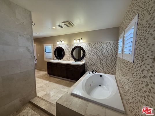 Bathroom, Dual Sink Vanities, Interior, Recessed Lighting