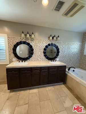 Bathroom, Dual Sink Vanities, Interior, Recessed Lighting