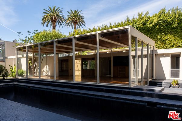 Exterior, Facade, Modern