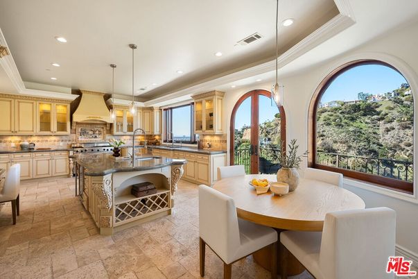 Dining room, Interior, Kitchen, Pendant Lights, Recessed Lighting, Stainless Steel Appliances