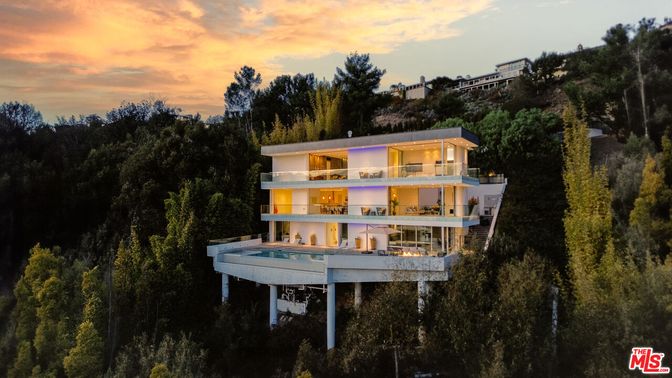 Exterior, Facade, Modern