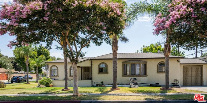 Attached, Exterior, Facade, Ranch