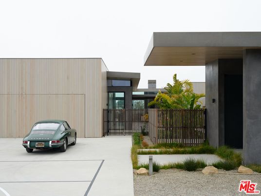 Exterior, Facade, Modern