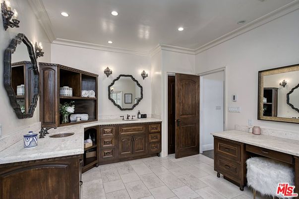 Bathroom, Dual Sink Vanities, Interior, Recessed Lighting