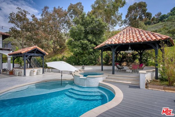 Exterior, Pool