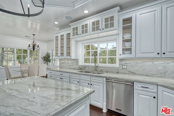 Chandelier, Dining room, Interior, Kitchen, Recessed Lighting, Stainless Steel Appliances, Wood Texture Flooring