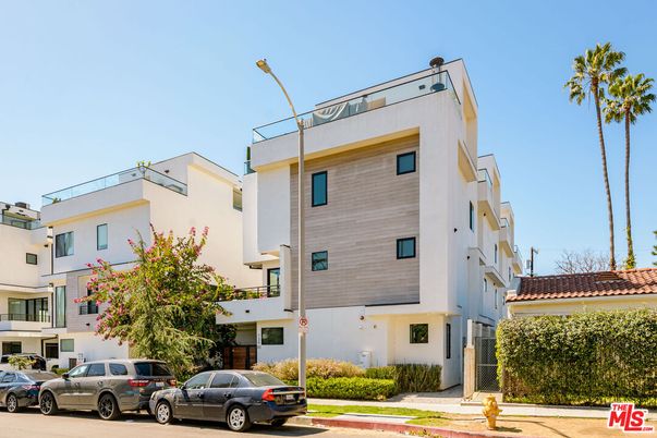 Exterior, Facade, Modern