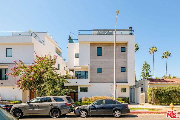 Exterior, Facade, Modern