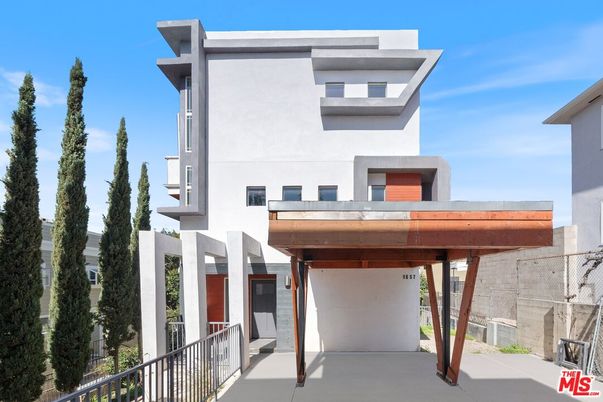 Exterior, Facade, Modern