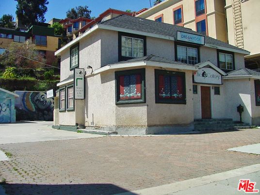 Exterior, Facade, Rowhouse