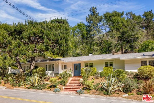 Exterior, Facade, Ranch