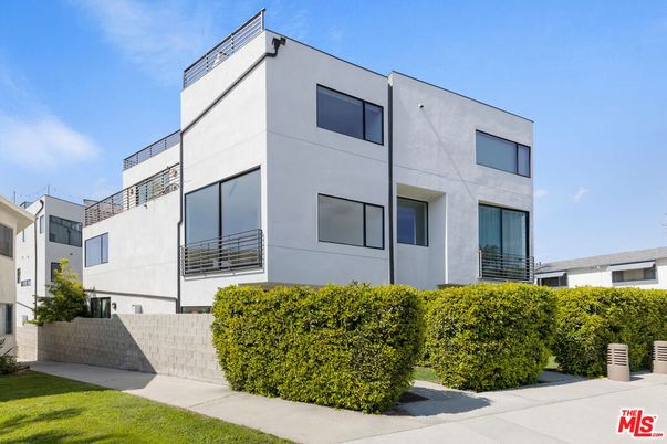 Exterior, Facade, Modern