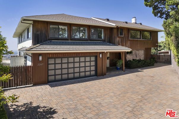 Attached, Exterior, Facade, Modern
