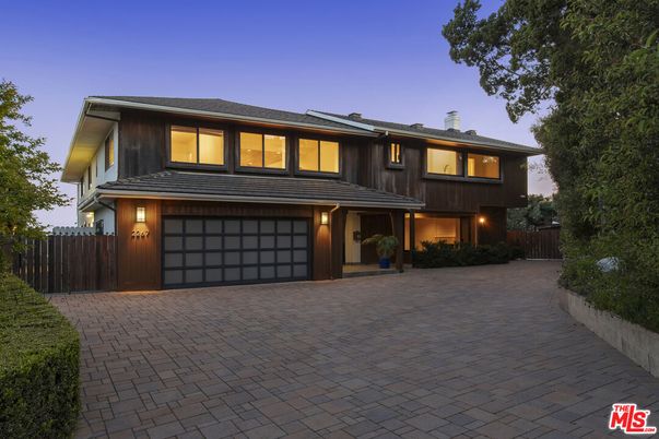 Attached, Exterior, Facade, Modern