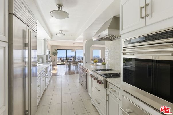 Dining room, Interior, Kitchen, Living room, Stainless Steel Appliances