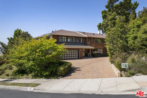 Attached, Exterior, Facade, Modern