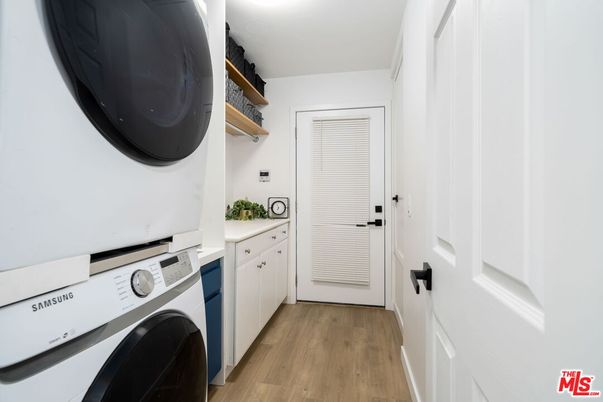 Interior, Utility Closets, Washer, Wood Texture Flooring