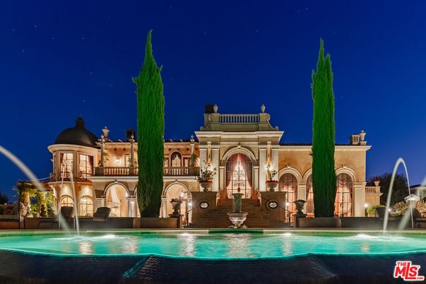Exterior, Facade, Pool, None