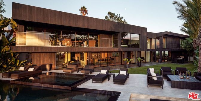 Backyard, Exterior, Facade, Pool, Modern