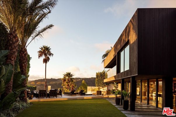 Backyard, Exterior, Facade, Modern