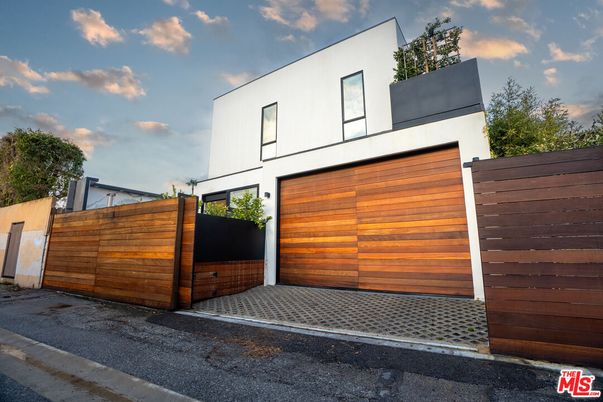 Attached, Exterior, Facade, Modern