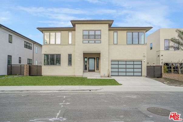 Attached, Exterior, Facade, Modern