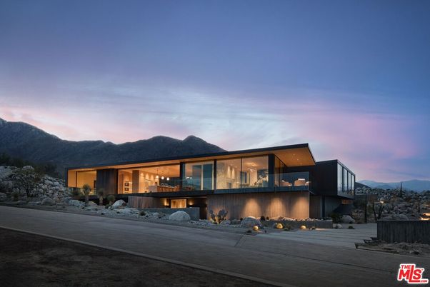 Exterior, Facade, Modern