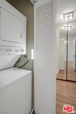 Interior, Utility Closets, Washer, Wood Texture Flooring