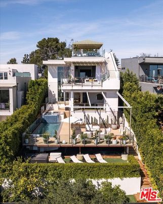 Exterior, Facade, Pool, Modern