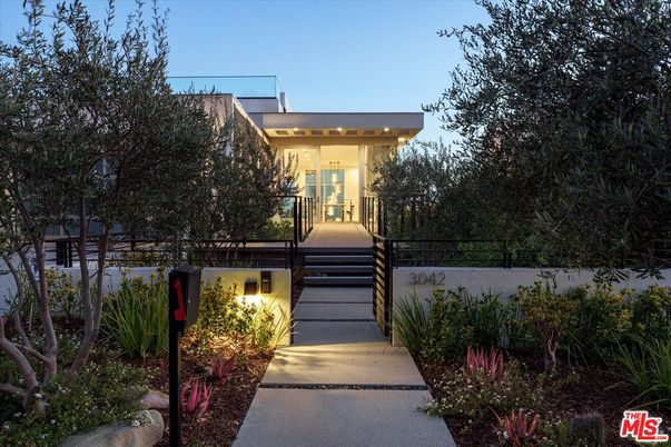Exterior, Facade, Modern