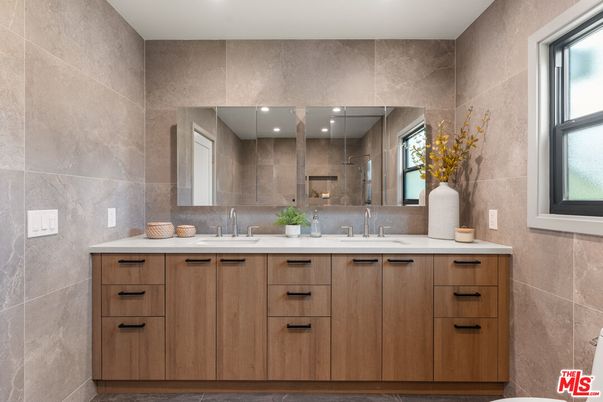 Bathroom, Dual Sink Vanities, Interior, Recessed Lighting