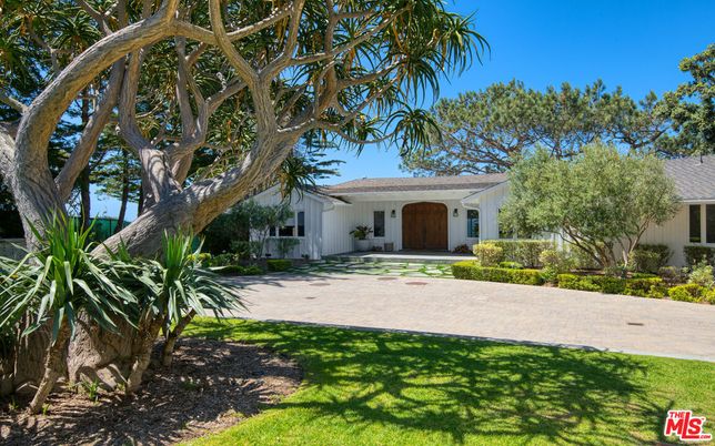 Backyard, Exterior, Facade, Ranch