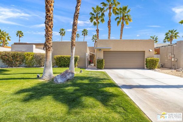 Attached, Backyard, Exterior, Facade, Modern