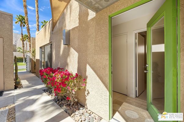 Elevator, Exterior