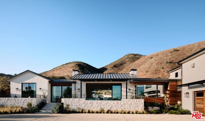 Exterior, Facade, Farmhouse