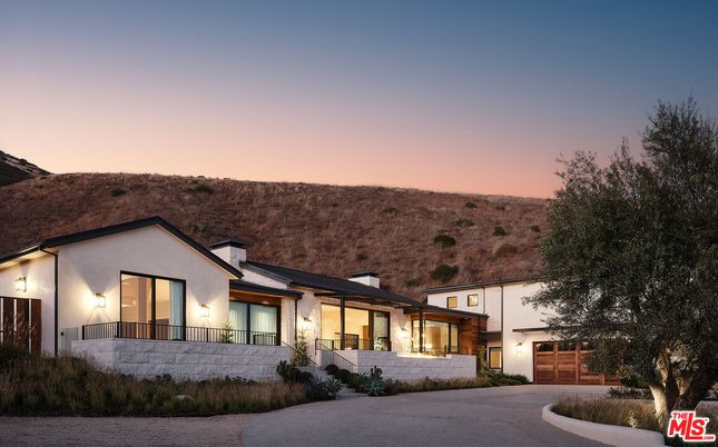 Attached, Backyard, Exterior, Facade, Modern