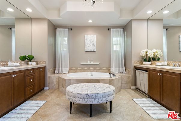 Bathroom, Dual Sink Vanities, Interior, Recessed Lighting