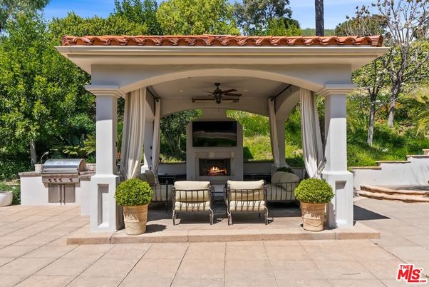 Exterior, Fireplace