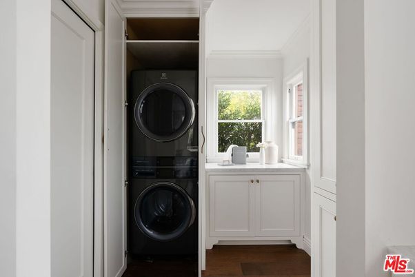 Interior, Utility Closets, Washer, Wood Texture Flooring
