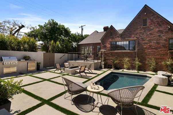 Exterior, Pool