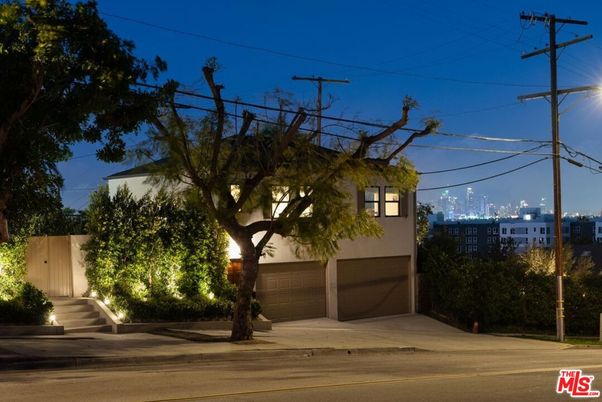 Attached, Exterior, Facade, None