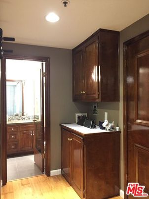 Interior, Recessed Lighting, Washer, Wood Texture Flooring