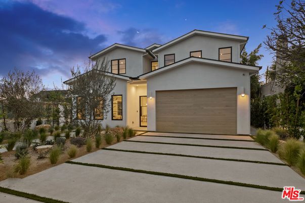 Attached, Exterior, Facade, Modern